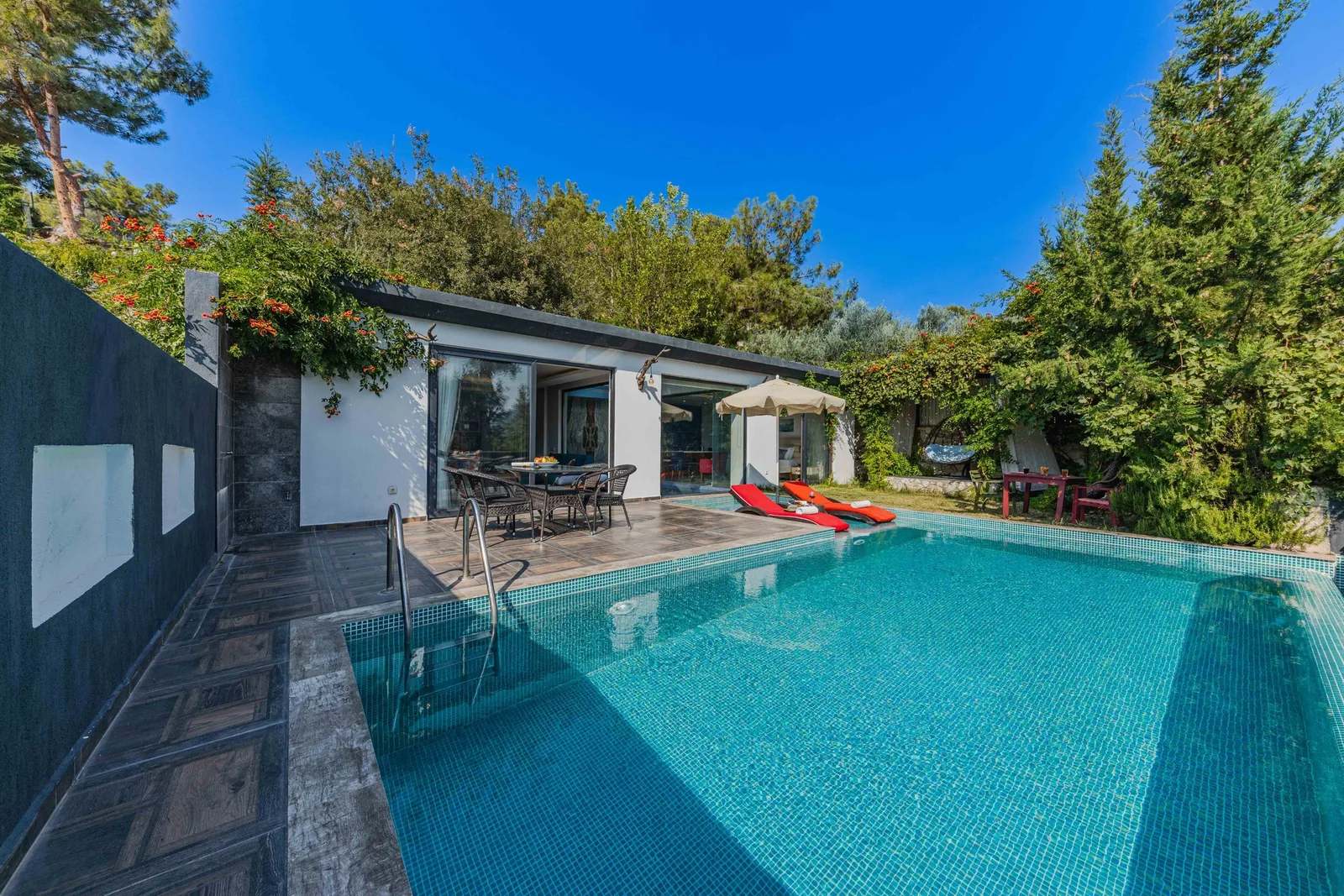 Satılık müstakil villa, havuzlu, denize 300 metre mesafede