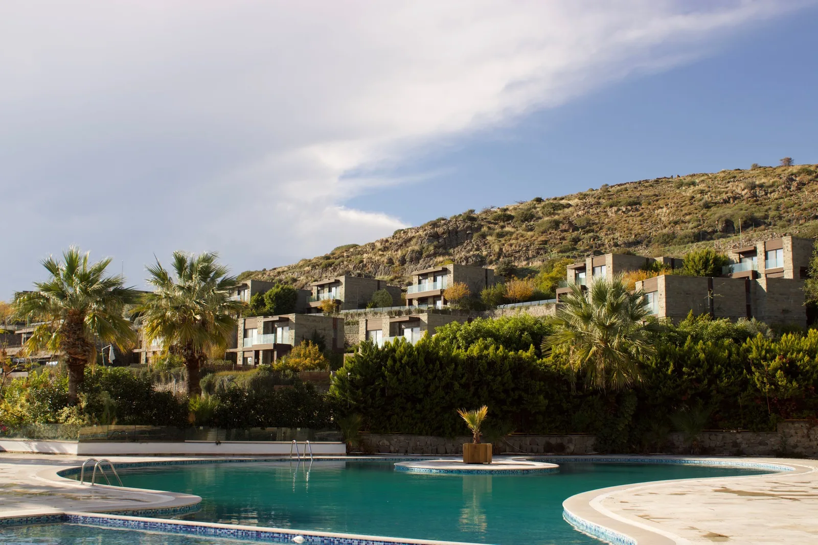 Satılık müstakil villa, havuzlu, denize 300 metre mesafede