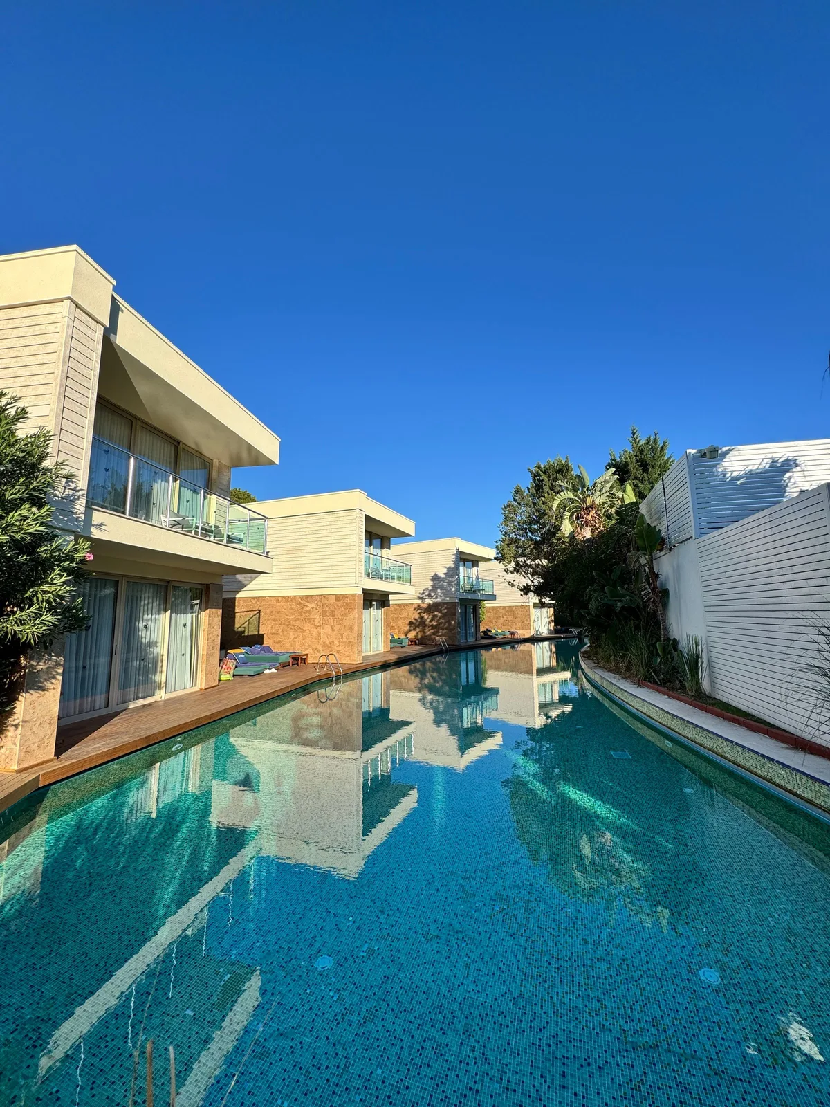 Satılık müstakil villa, havuzlu, denize 300 metre mesafede